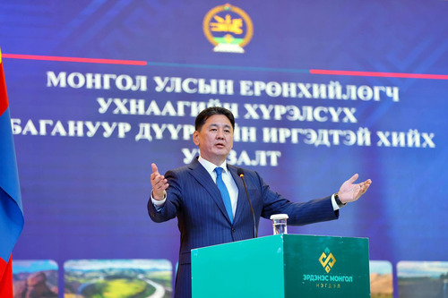 Ерөнхийлөгч У.Хүрэлсүх “Багануур” ХК-ийн хамт олонд талархал илэрхийллээ